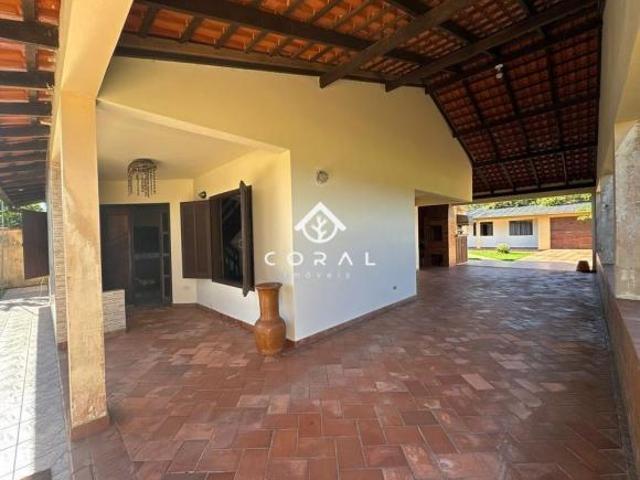 Casa com amplo terreno em Pontal do Sul