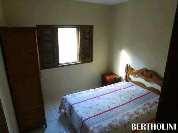 Casa com amplo espaço gramado com vista espetacular para serra da índia