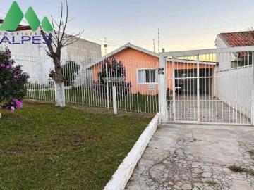 CASA COM AMPLO ESPAÇO DE TERRENO NA FRENTE E NOS FUNDOS