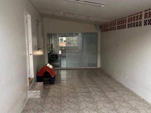 CASA COM AMPLO ESPAÇO DE TERRENO NA FRENTE E NOS FUNDOS