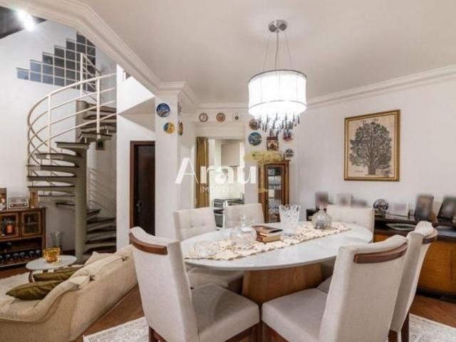 Casa com amplo quintal e 5 dormitórios