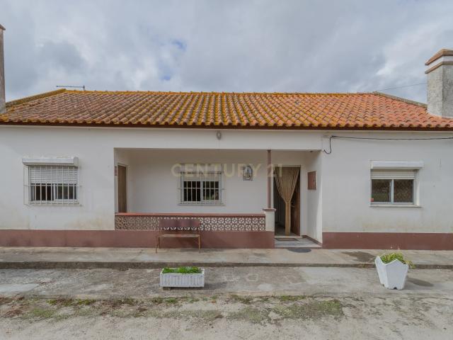 Casa com armazém e terreno de 2 ha