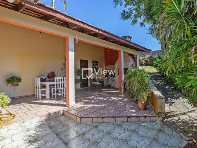 Casa com belo terreno no bairro Santa Felicidade!