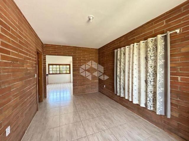 Casa com chapa e um amplo pátio