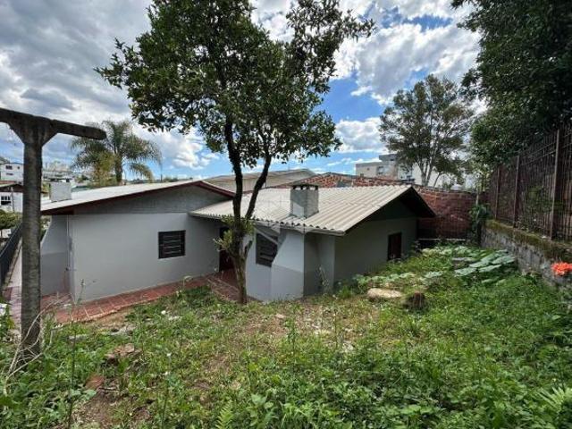 Casa com cinco dormitórios no Bairro Medianeira