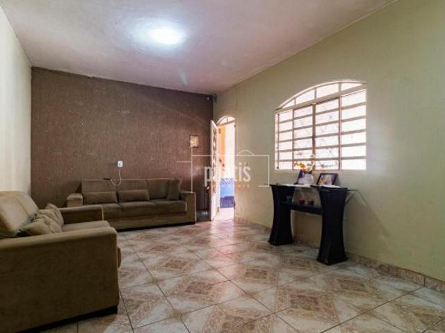 CASA COM DOIS ANDARES, PERFEITO PARA INVESTIMENTO, AMPLO ESPAÇO E VARANDA COM VISTA