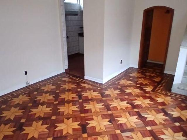 Casa Com Dois Dormitórios Com Armários E Garagem. Sobrado