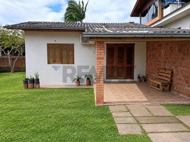 Casa com dois dormitórios com pátio amplo !