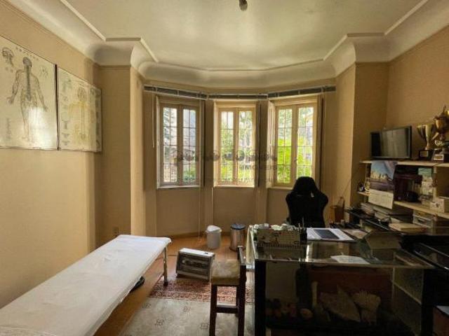Casa com dois pavimentos em excelente localização