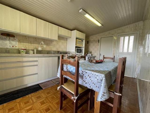 Casa com duas moradias à venda