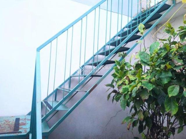 Casa com duas sacadas, suíte e terraço!