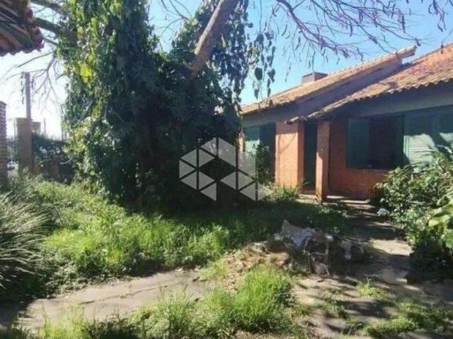 Casa com Edícula, Amplo Terreno e Ótima Localização Próxima à Orla do Guaíba