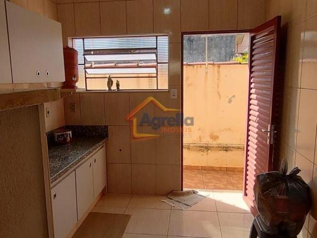CASA COM EDÍCULA E AMPLO TERRENO NA REGIÃO CENTRAL