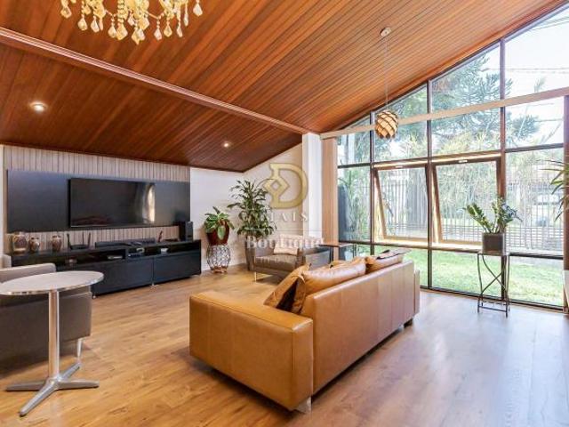 CASA COM EDÍCULA REFORMADA E ELEGANTE À VENDA NO S