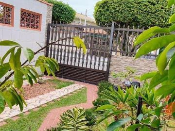 Casa com edícula 02 dormitórios, 01 banheiro, 02 vagas Tupi Praia Grande/SP