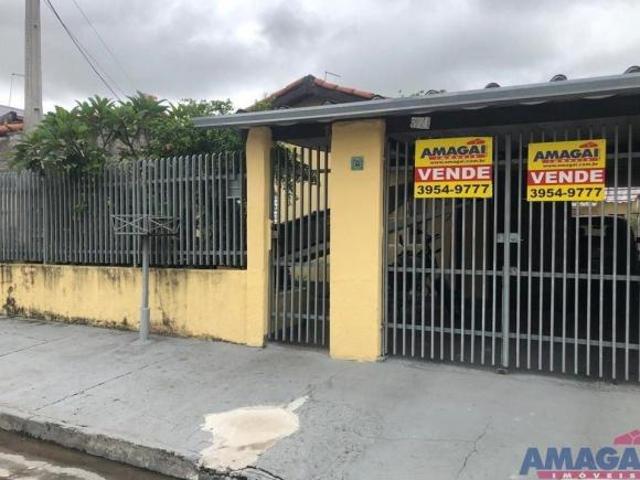 Casa com edícula