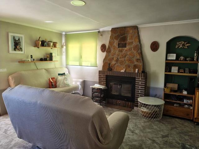 Casa com Estúdio Independente, Terreno e Churrasqueira a 10 Minutos de Alcoy
