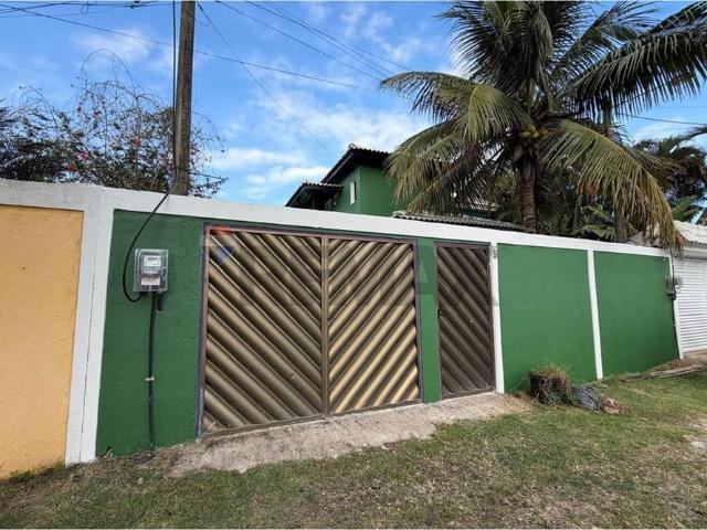 Casa com Excelente Área Externa, Piscina e Integração com a Natureza