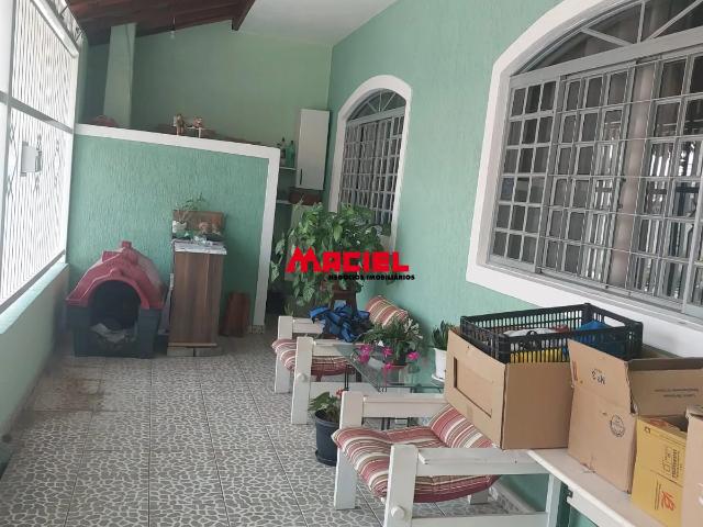 CASA COM EXCELENTE ESTRUTURA PARA MORADIA ! CONFORTO E SEGURANÇA PARA SUA FAMILIA !