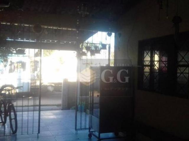 Casa com excelente ponto comercial em Itapuã