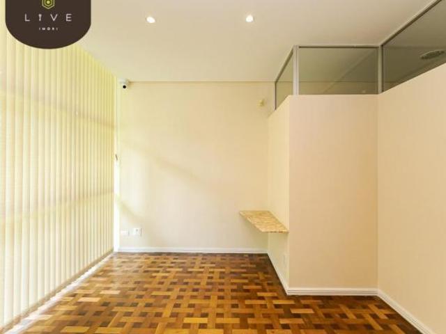 Casa com grande potencial à venda no bairro São Francisco, ao lado do bairro Mercês. Ideal para uso