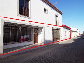 casa com grandes áreas, quintal e garagem, em Viana do Alentejo