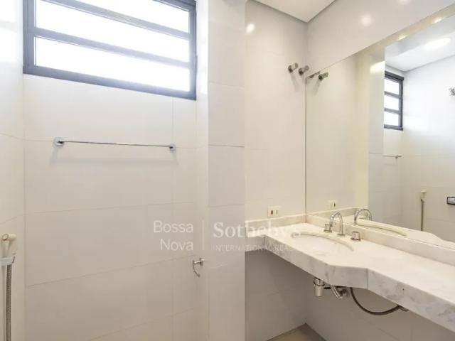 Casa com jardim e amplos ambientes em Alto de Pinheiros