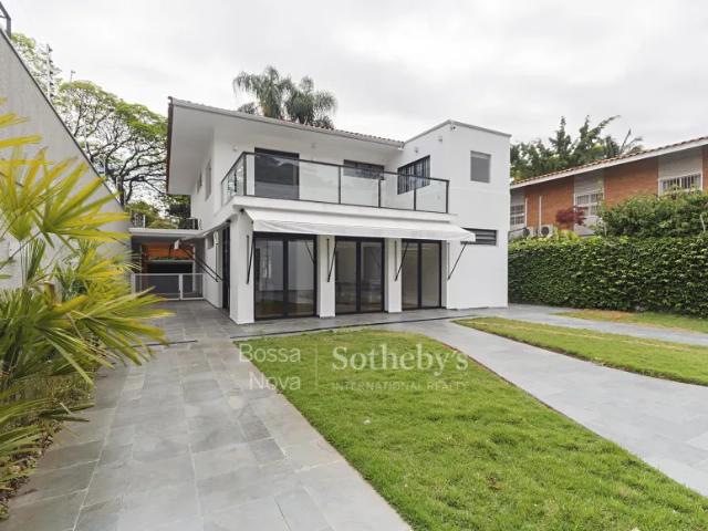 Casa com jardim e amplos ambientes em Alto de Pinheiros