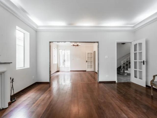Casa com jardim em localização nobre