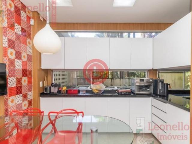 Casa com jardim no Pacaembu: 5 Quartos, 1 Suíte, 3 Salas, 5 Banheiros, 3 Vagas de Garagem, 318m² I