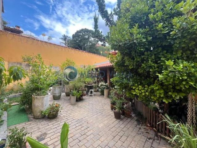 Casa com jardins no Vale dos Pinheiros 3 Quartos 2 suites