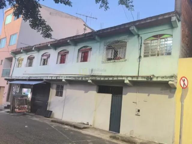 Casa com loja e barracoes