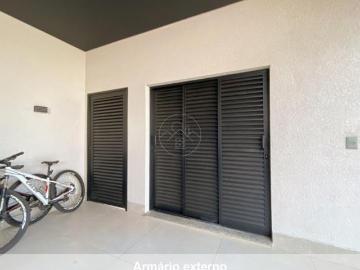 Casa com móveis planejados e piscina