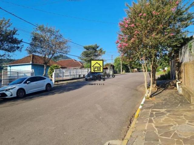 Casa com ótima localização, localizada no centro em lugar tranquilo e alto, possui linda vista para