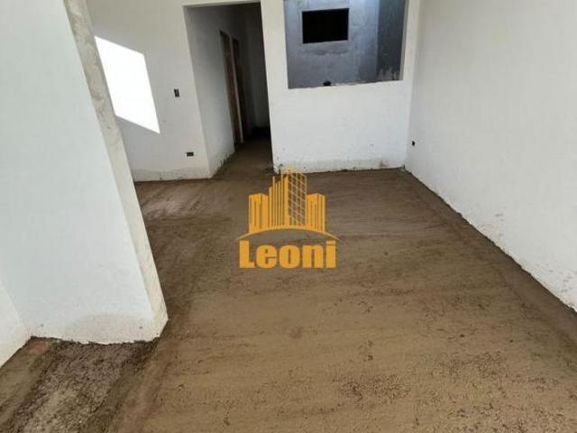 Casa com padrão moderno, meio pé direito duplo