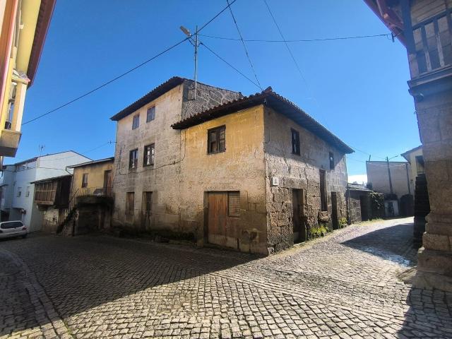 Casa com pátio e garagem para vários carros no centro da aldeia