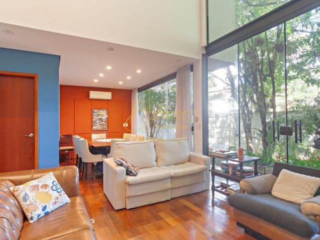 Casa com Pé Direito Duplo, 3 Suítes e Projeto Moderno