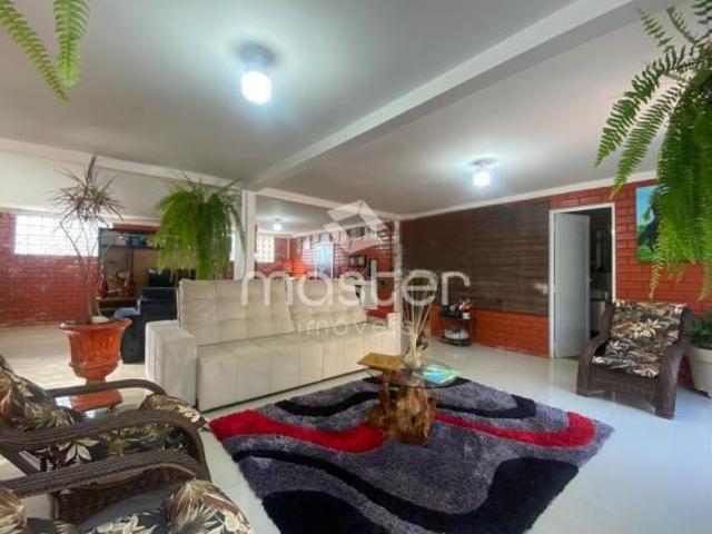 CASA COM PISCINA NA ROSELÂNDIA