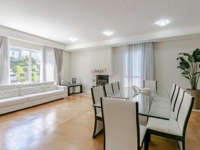 Casa com Piscina no condominio Le Parc com 4 suites