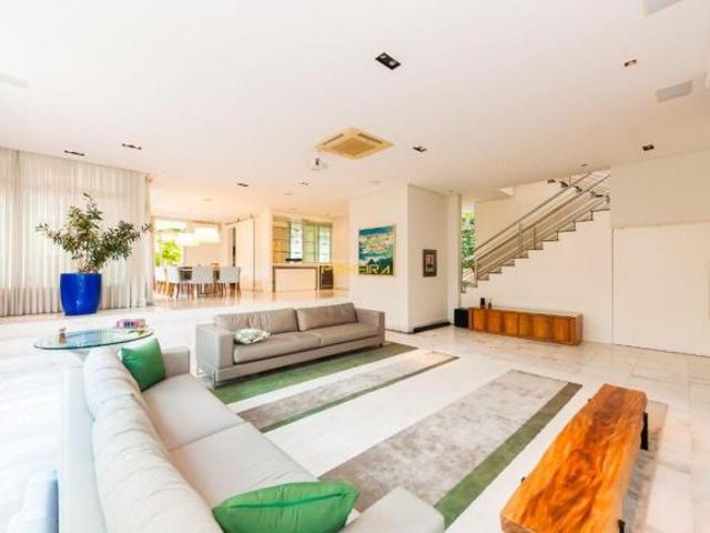 Casa com piscina no condomínio Villa Lobos