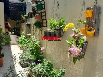 Casa com Piscina no Jardim das Industrias! Terreno Inteiro!