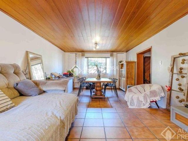 Casa com piscina no Teresópolis