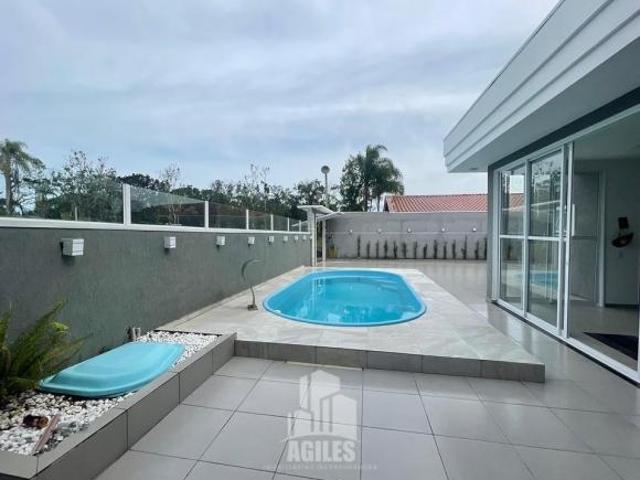 Casa com piscina a 400m do mar em Shangrilá
