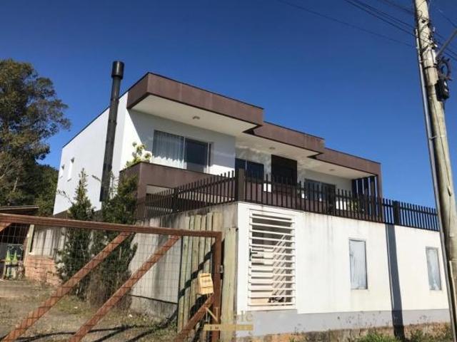 Casa com piscina a venda