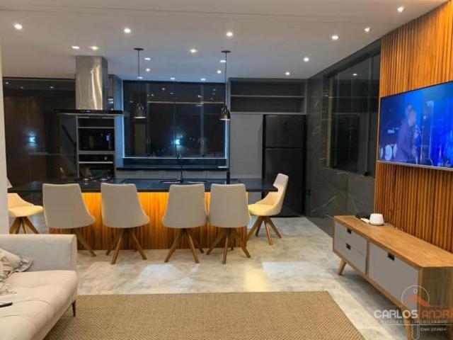 Casa com Piscina à Venda Próxima da Praia e do Shopping