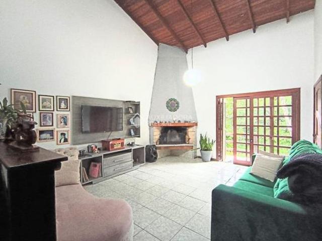Casa com piscina aquecida à venda no Cantegril