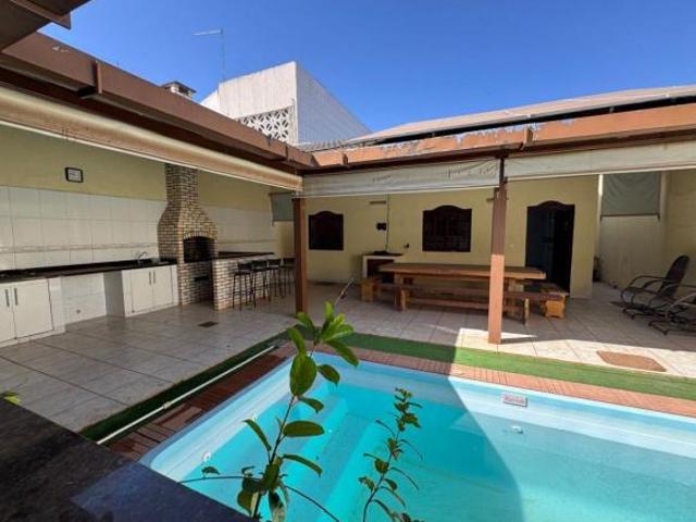 Casa com Piscina Aquecida | 4 Quartos | Centro de Taguatinga | Habite se