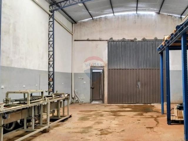 Casa com piscina + Barracão