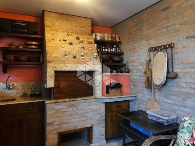Casa com piscina, churrasqueira em rua calma e arborizada