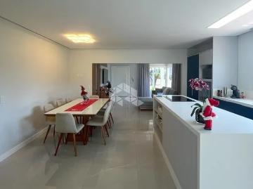 Casa com piscina e 3 dormitorios, sendo 1 suíte